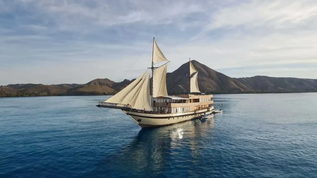 What Are the Best Phinisi Boats for a Family Holiday?