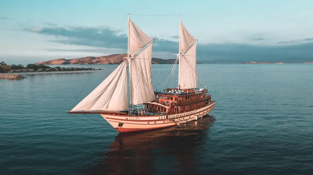 Alcohol, Drones & Other Rules On Komodo Phinisi Trips