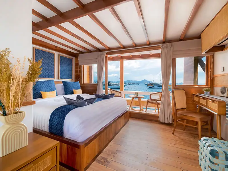 Private Phinisi Charter vs. Shared Cabin Liveaboard: A Raja Ampat Comparison